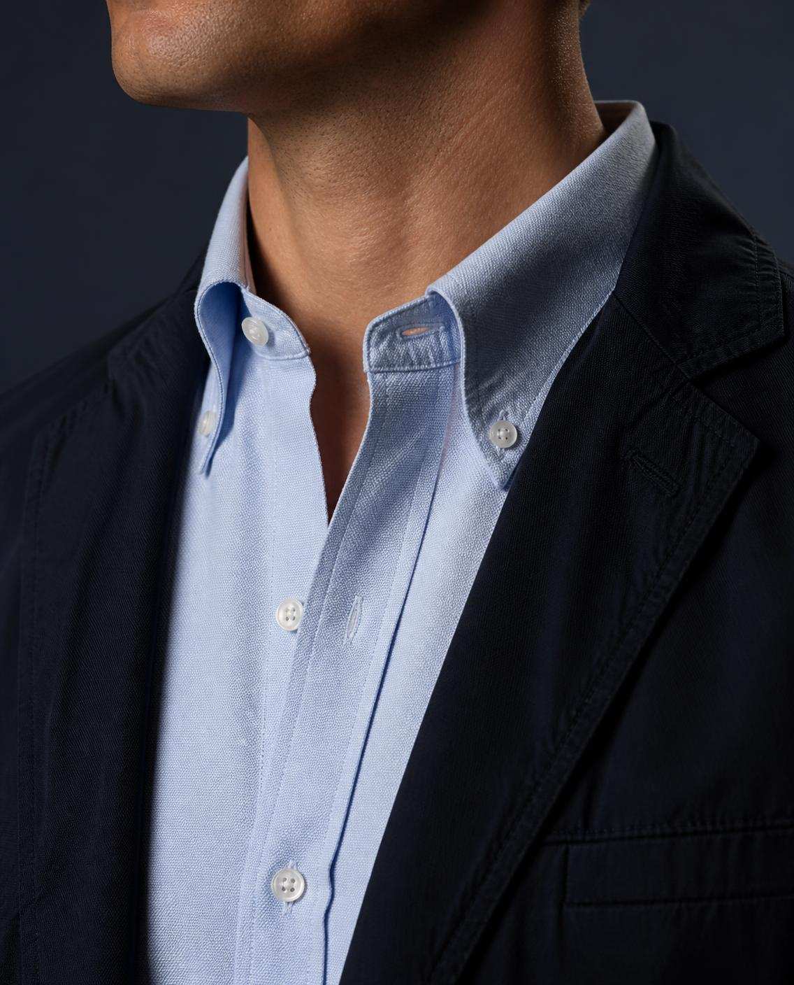 Col boutonné sur chemise oxford bleue, sans cravate
