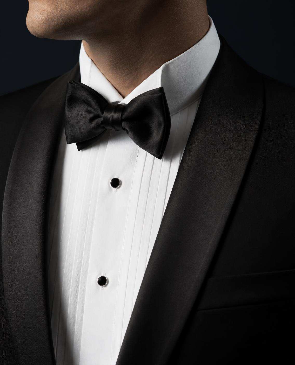 Col cassé et nœud papillon noir sur chemise de soirée à plastron