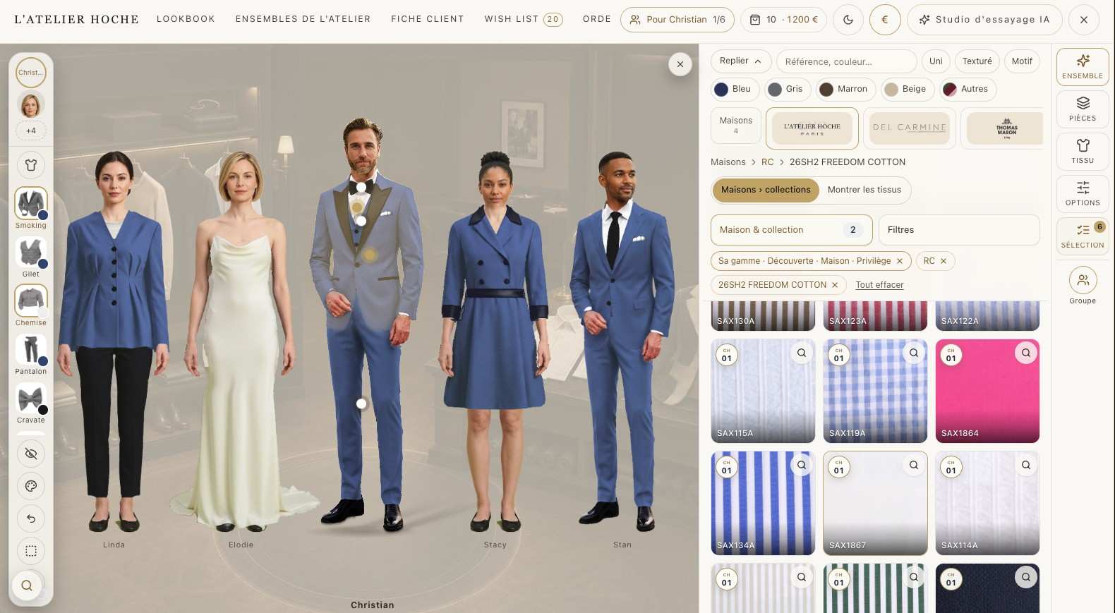 Le configurateur de groupe du salon privé : cinq personnes du cortège sur la même scène, dont la mariée en robe ivoire, le marié en smoking bleu à revers de satin, deux invitées en bleu et un témoin en costume bleu, avec le rayon des étoffes à droite
