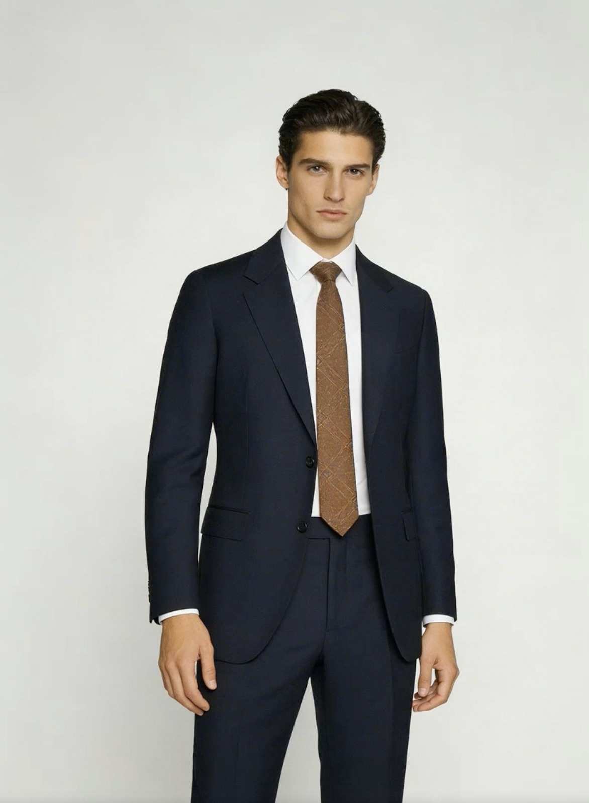 Costume bleu marine droit, cravate camel