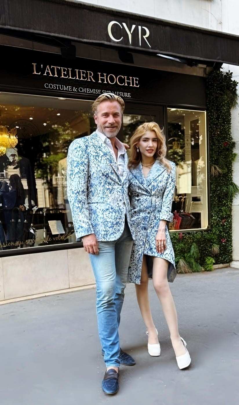 Devant la boutique de l'avenue Hoche, un couple vêtu du même jacquard bleu ciel : veste sur un jean pour lui, robe manteau croisée pour elle