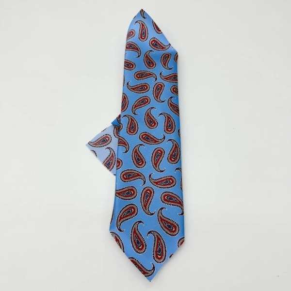 Cravate en satin de soie bleu ciel à motif cachemire rouge, avec sa pochette assortie