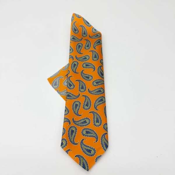 Cravate en satin de soie orange à motif cachemire, avec sa pochette assortie