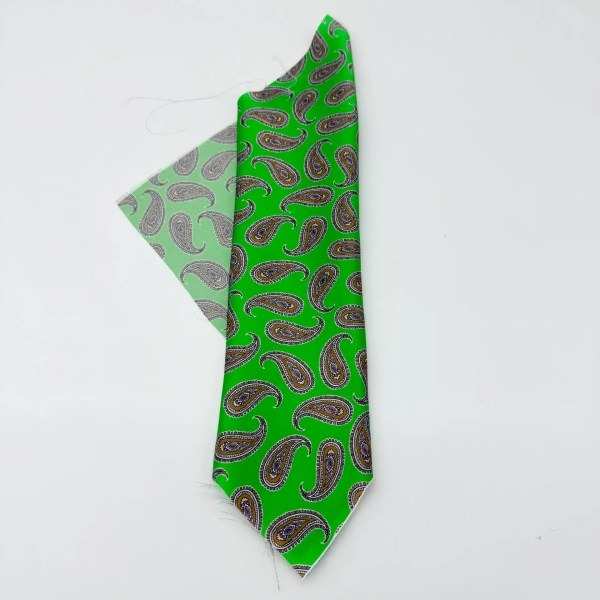 Cravate en satin de soie vert à motif cachemire, avec sa pochette assortie