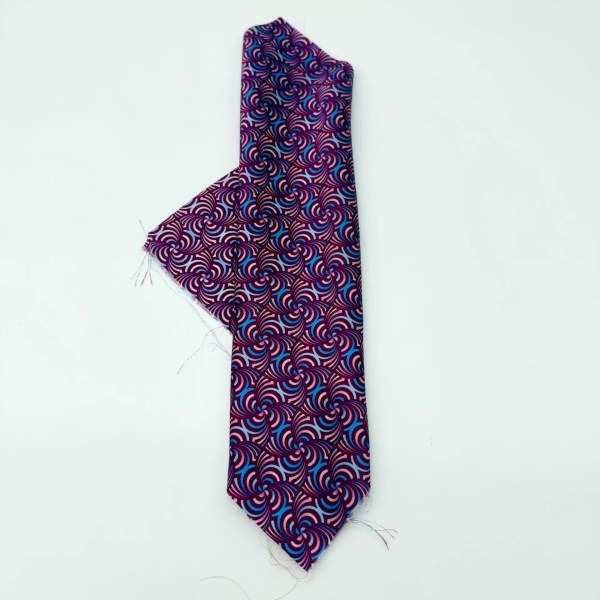 Cravate en satin de soie violet à motif fantaisie rose, avec sa pochette assortie