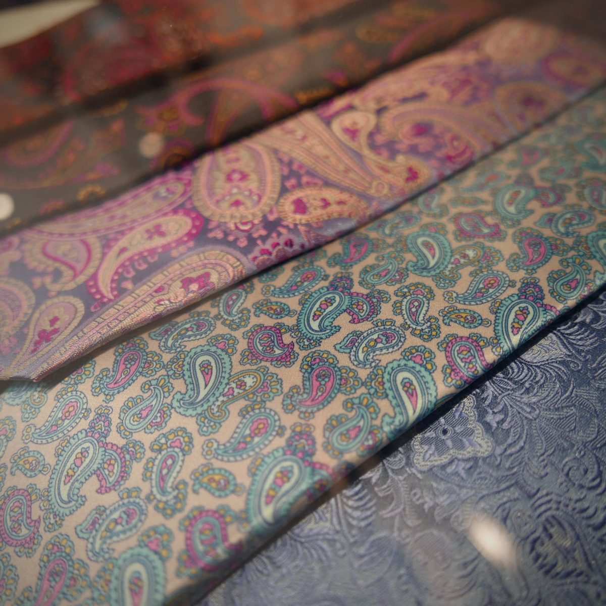 Cravates en soie à motifs cachemire, roses, turquoise et bleu nuit