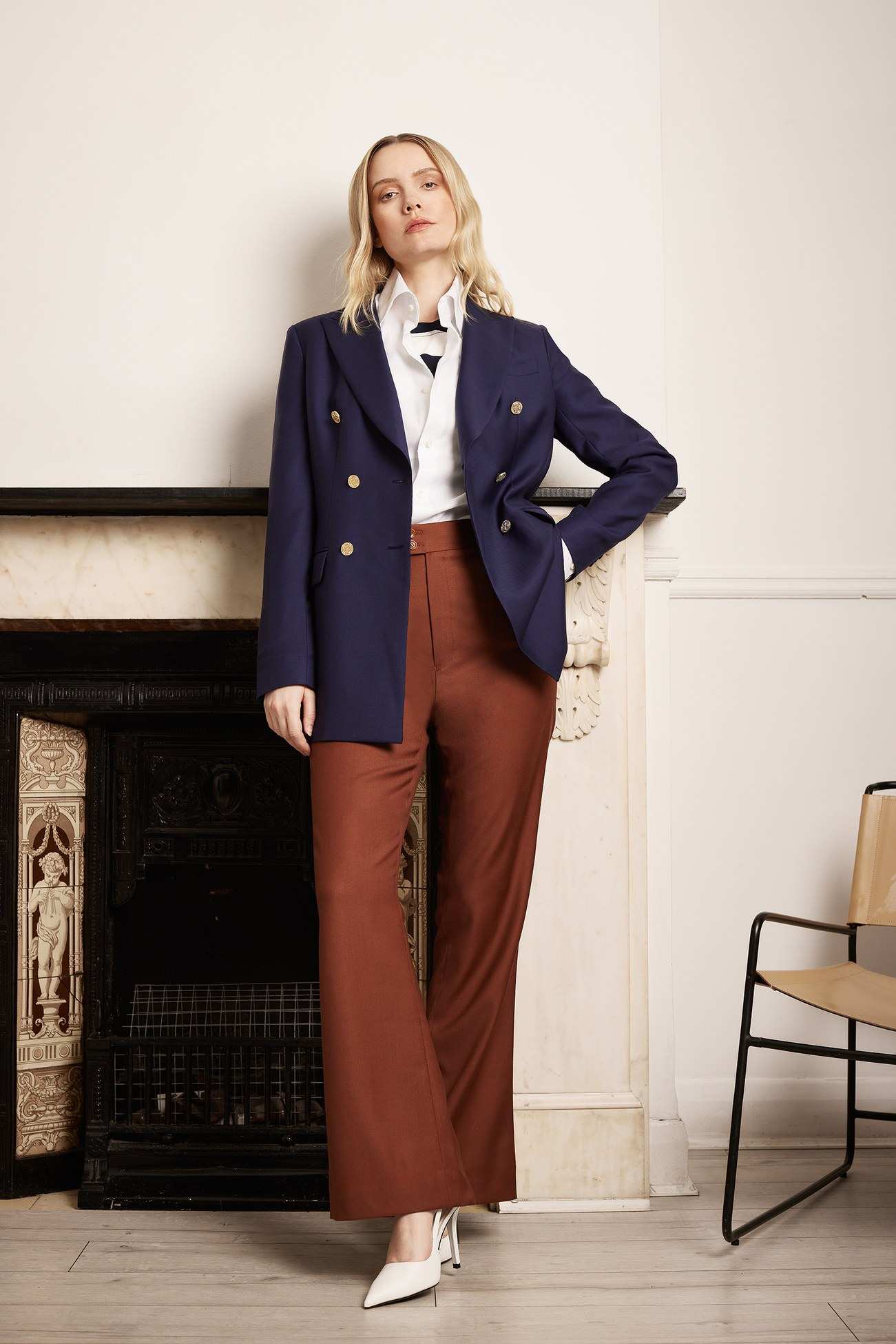 Veste croisée marine à boutons dorés, chemise blanche et foulard, pantalon évasé rouille