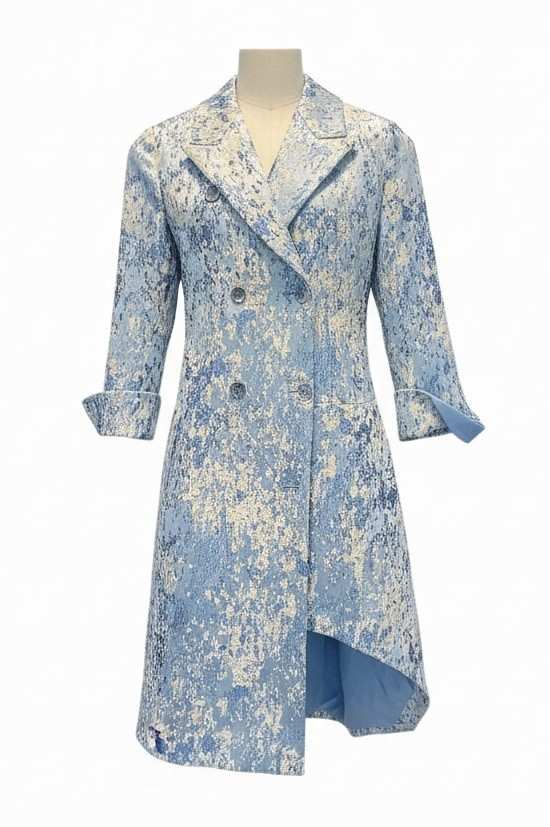 Robe manteau croisée en jacquard bleu ciel et ivoire, revers en pointe, manches retroussées et ourlet asymétrique sur une doublure bleu ciel