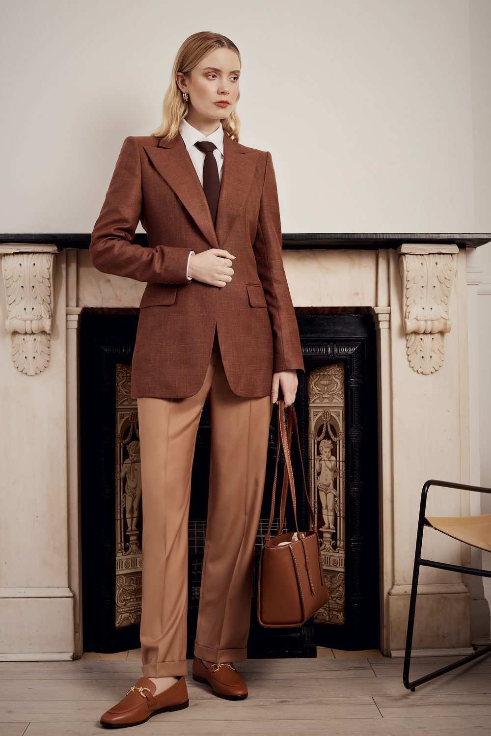 Femme en tailleur, veste rouille à revers pointe, chemise blanche et cravate chocolat