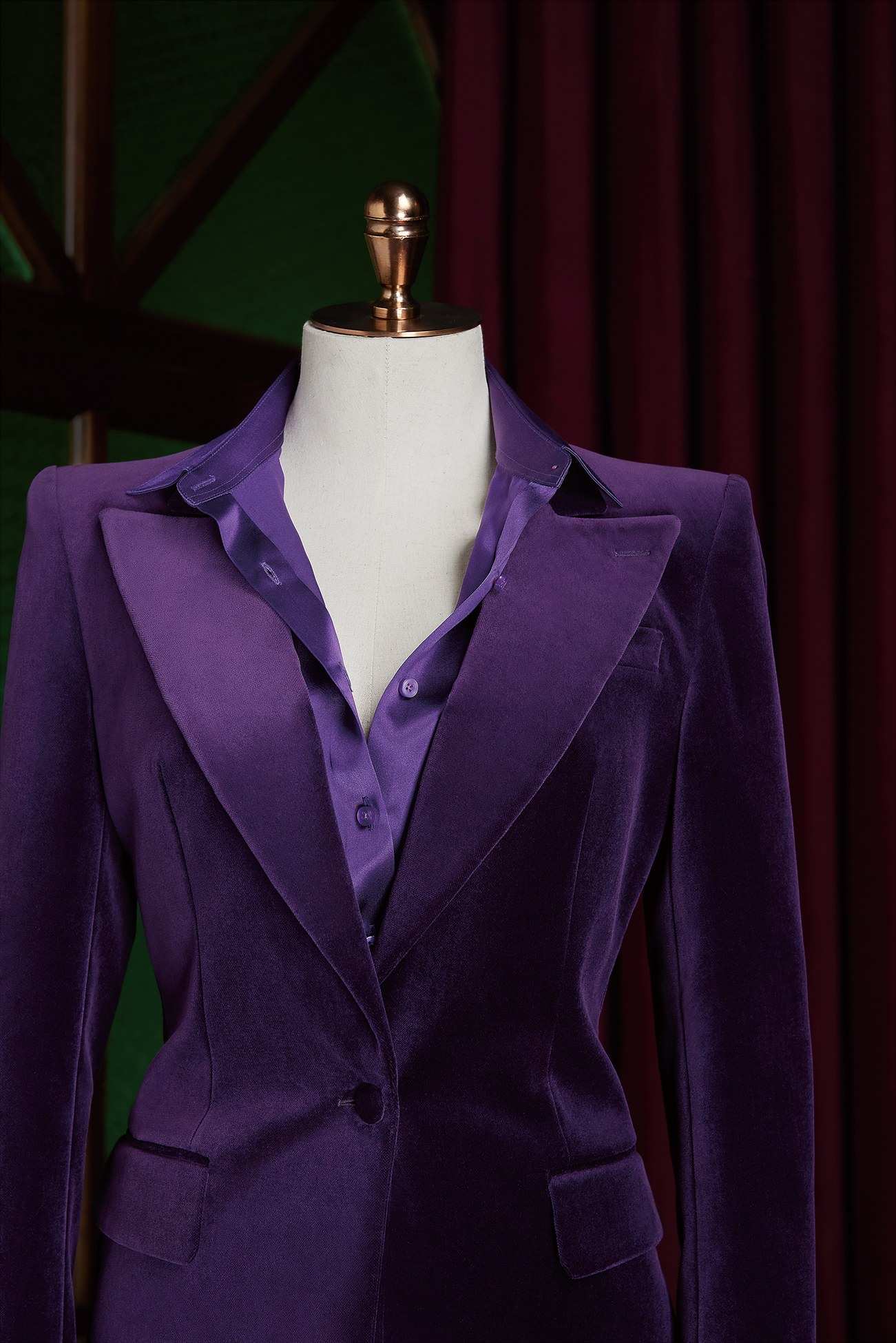 Veste de velours violet à revers en pointe et chemise de soie assortie, sur un buste