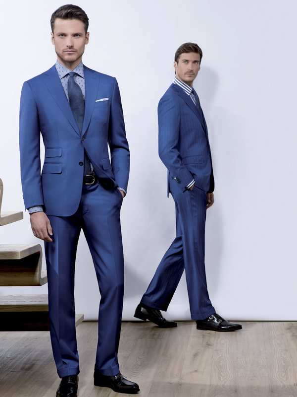 Deux costumes bleus sur mesure, l'un trois pièces, cravate