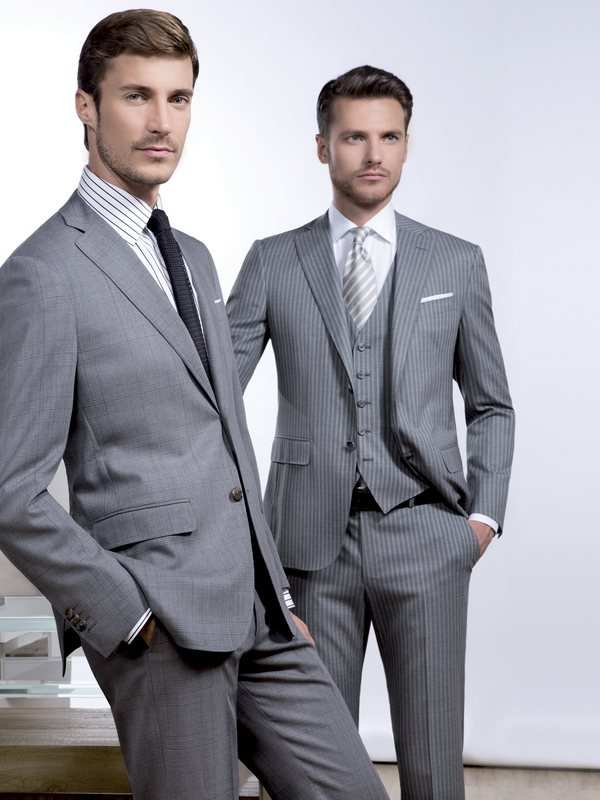 Deux costumes gris, deux et trois pièces, chemise rayée et cravate