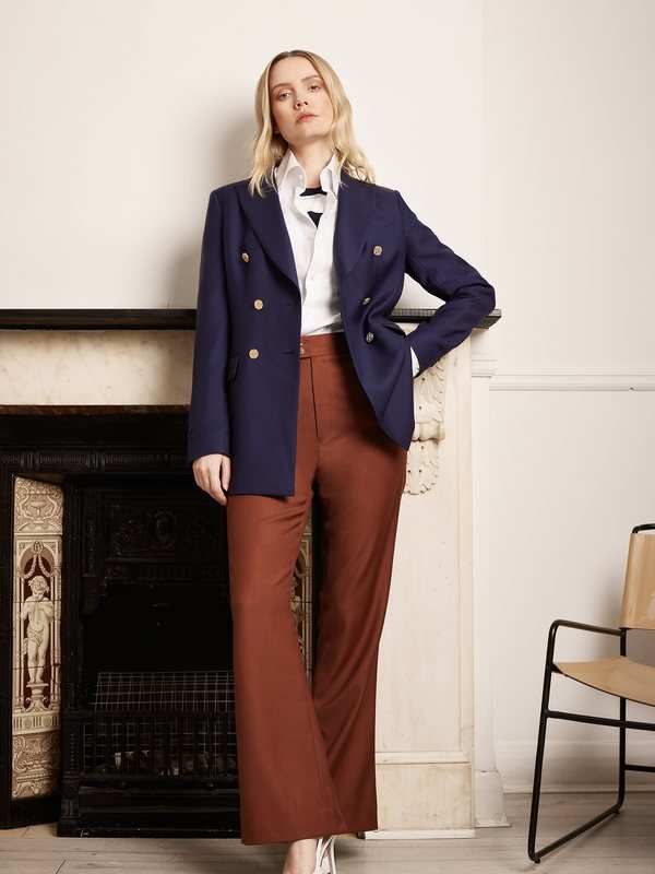 Blazer croisé bleu marine sur un pantalon rouille