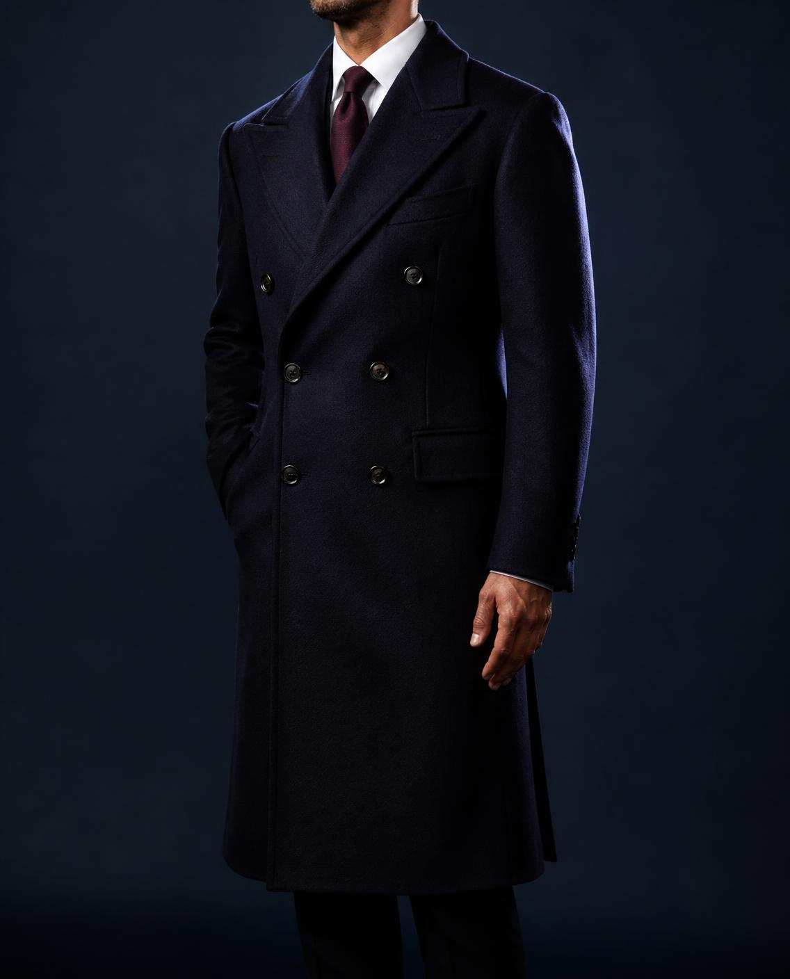 Manteau croisé bleu nuit à six boutons et revers en pointe
