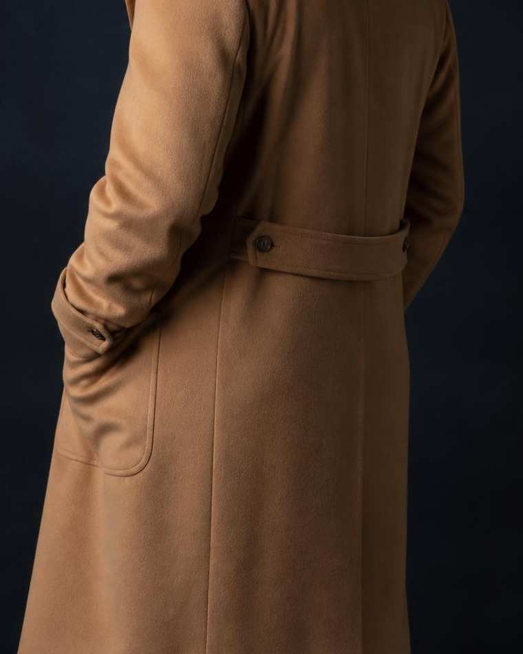 Half belt on the back of a camel-hair polo coat