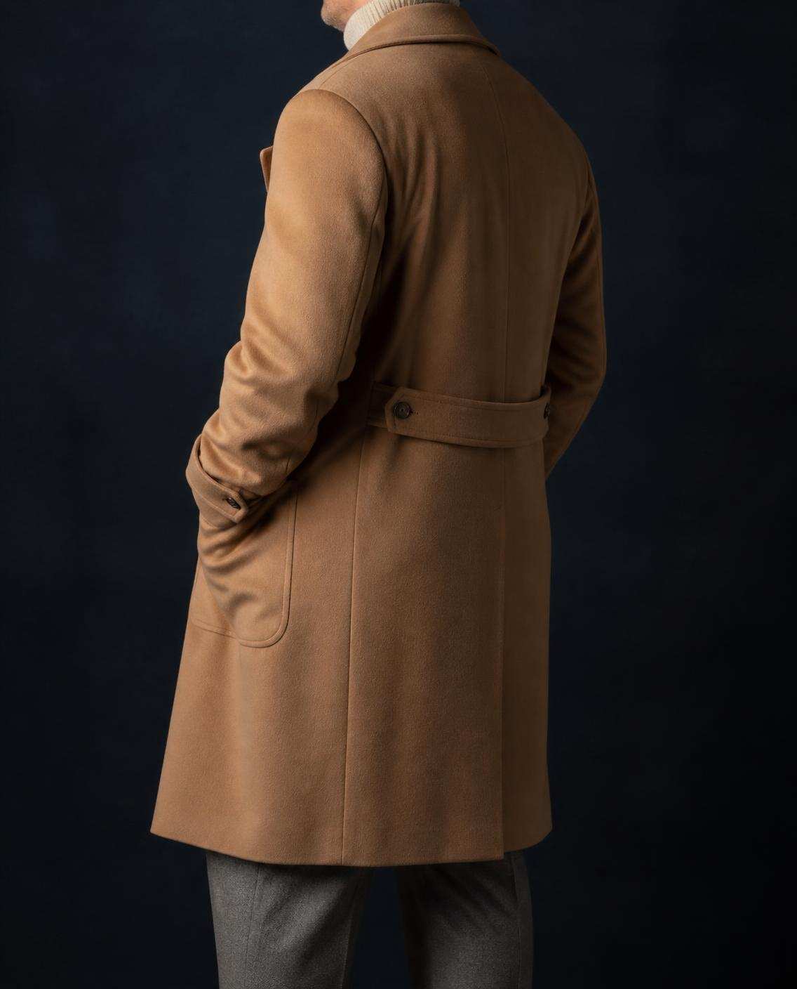 Polo coat en poil de chameau vu de dos, martingale et poches plaquées