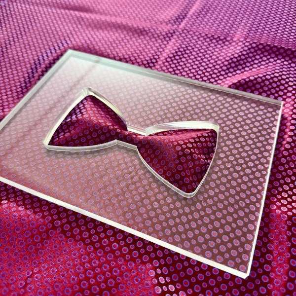 Soie fuchsia à micro-motif sous le gabarit d'un nœud papillon