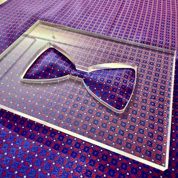 Soie violette à micro-motif sous le gabarit d'un nœud papillon