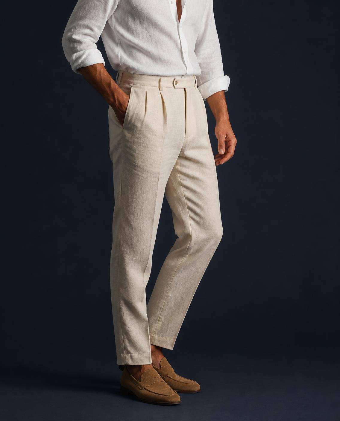 Pantalon de lin écru, chemise de lin blanche, mocassins en daim