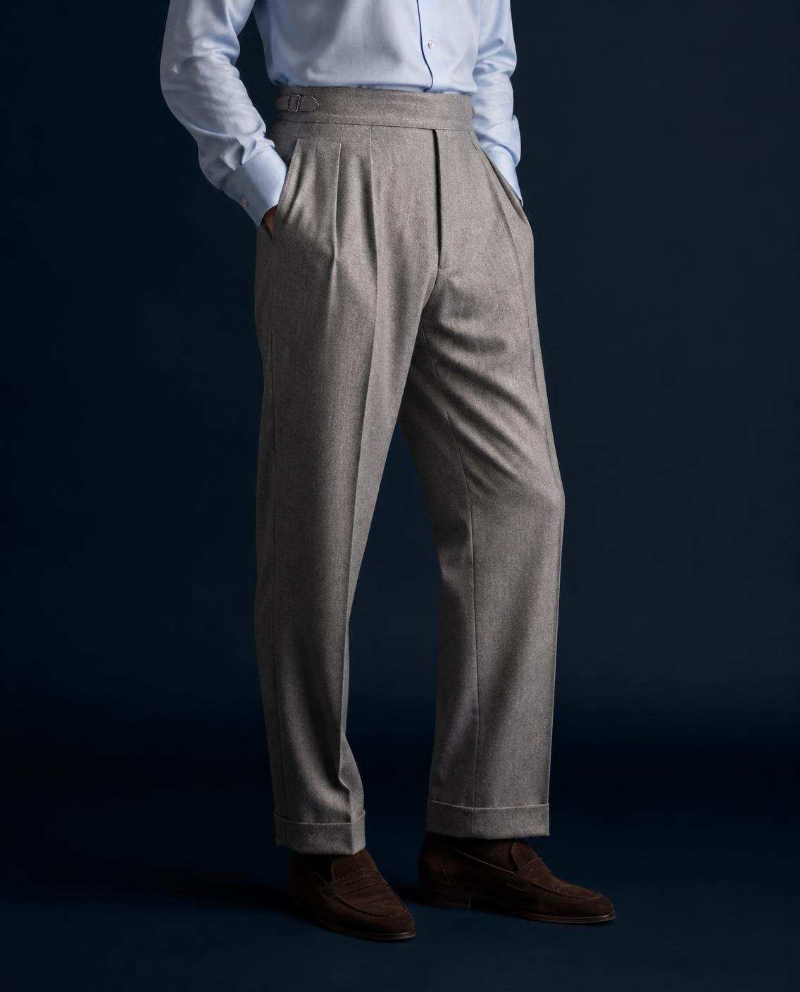 Pantalon gris clair à pinces, taille haute et pattes de serrage, chemise rentrée