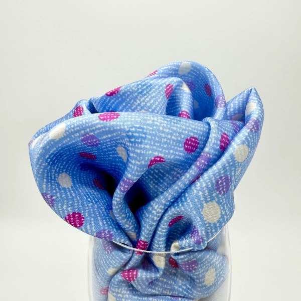 Pochette de soie bleu ciel à pois roses, bords roulés à la main