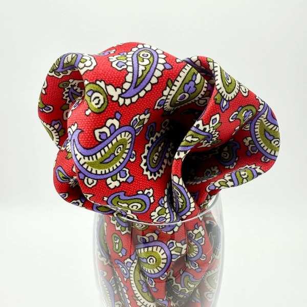 Pochette de soie rouge à motif cachemire, bords roulés à la main