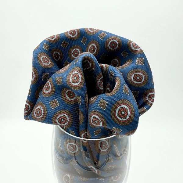 Pochette en twill de soie bleu à médaillons, bords roulés à la main
