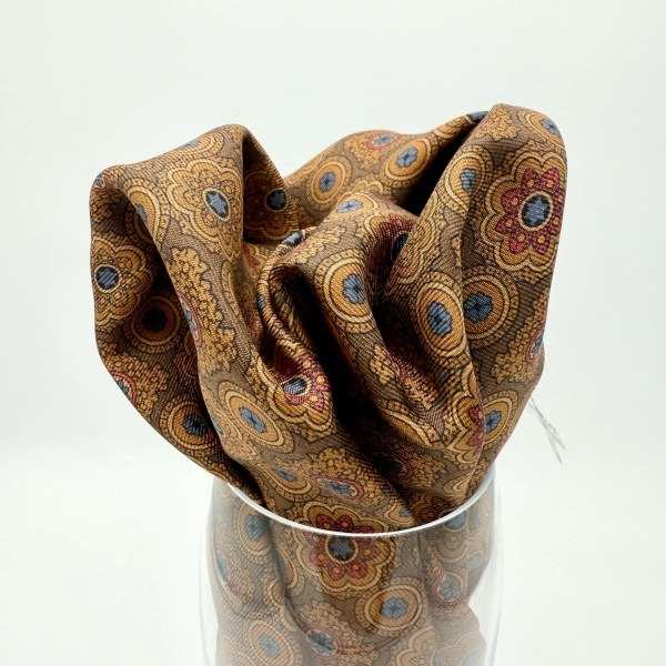 Pochette en twill de soie brun et or à médaillons, bords roulés à la main