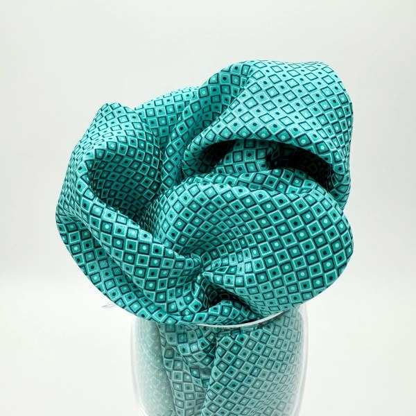 Pochette de soie turquoise à micro-motif, bords roulés à la main