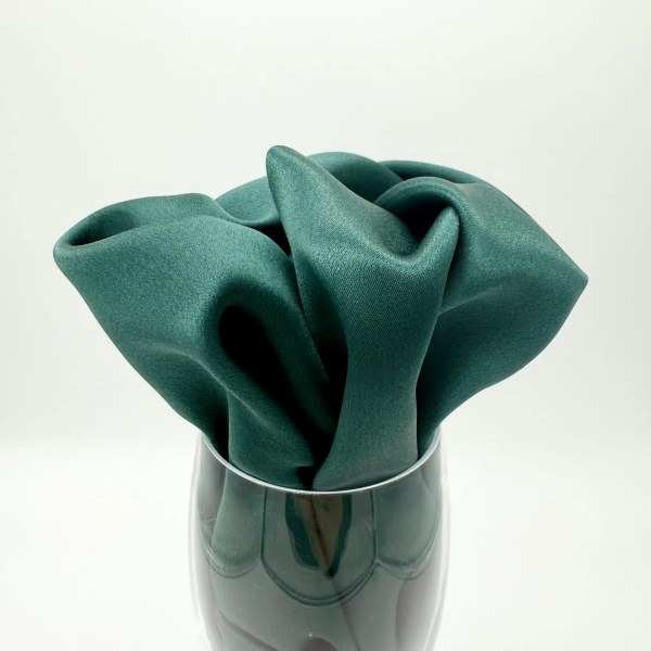 Pochette de satin de soie vert bouteille, bords roulés à la main