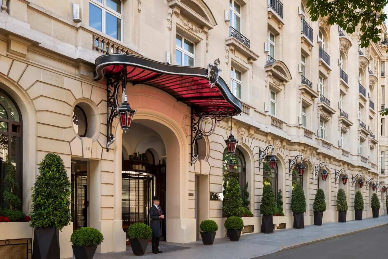 L'entrée du Royal Monceau – Raffles Paris, avenue Hoche