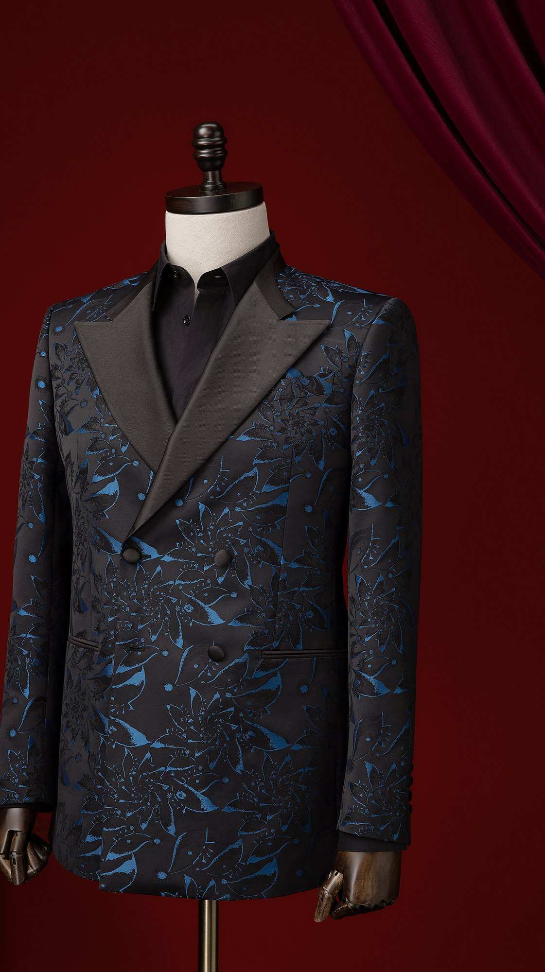 Smoking croisé en jacquard noir et bleu paon, revers en pointe de satin noir, chemise noire