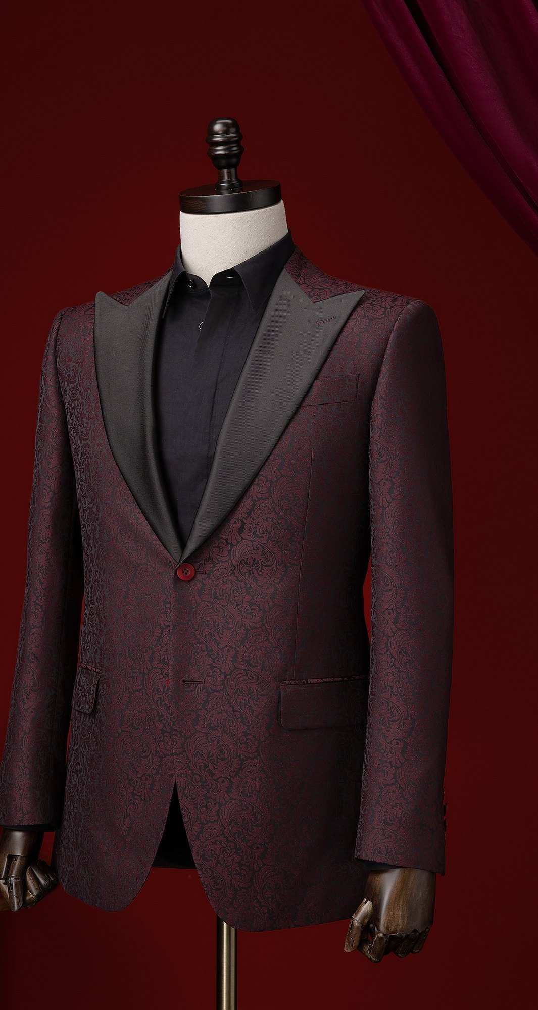 Smoking en jacquard bordeaux à revers en pointe de satin noir et bouton bordeaux, chemise noire