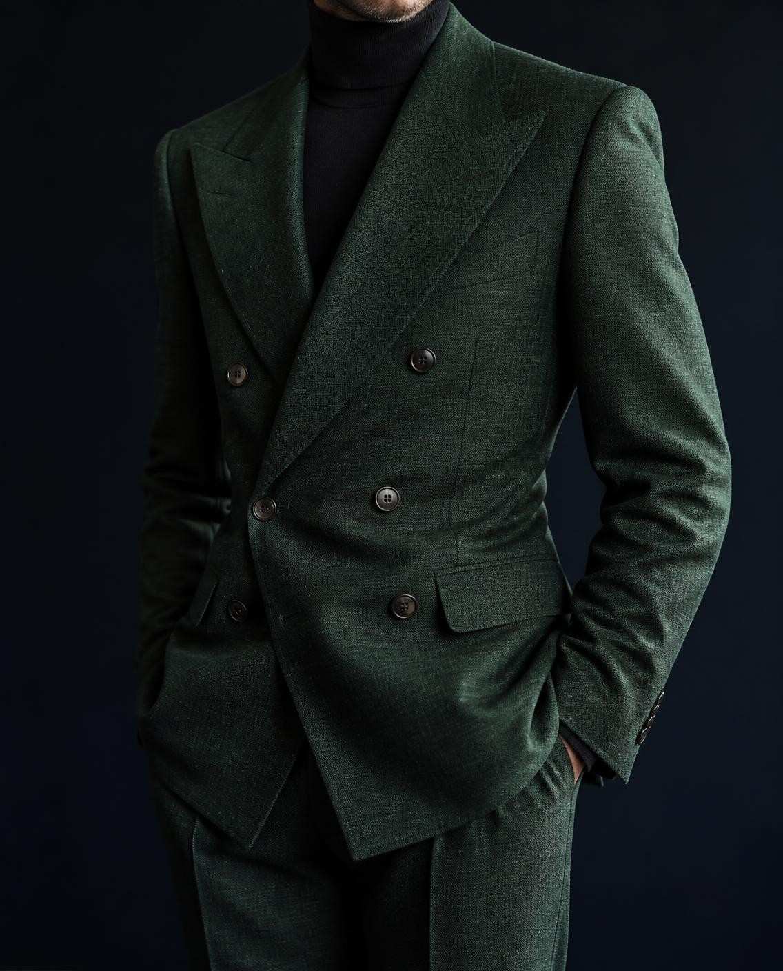 Coupe fashion : costume croisé six boutons vert bouteille, étoffe texturée, larges revers en pointe, col roulé noir