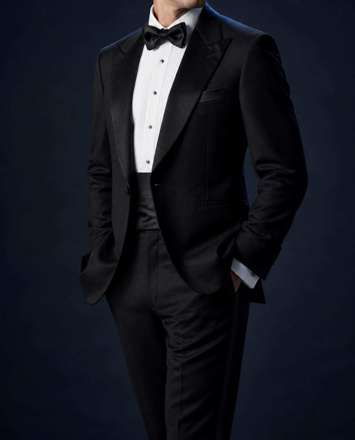 Black tie : smoking noir à revers de satin, ceinture de soie, chemise de soirée et nœud papillon noir