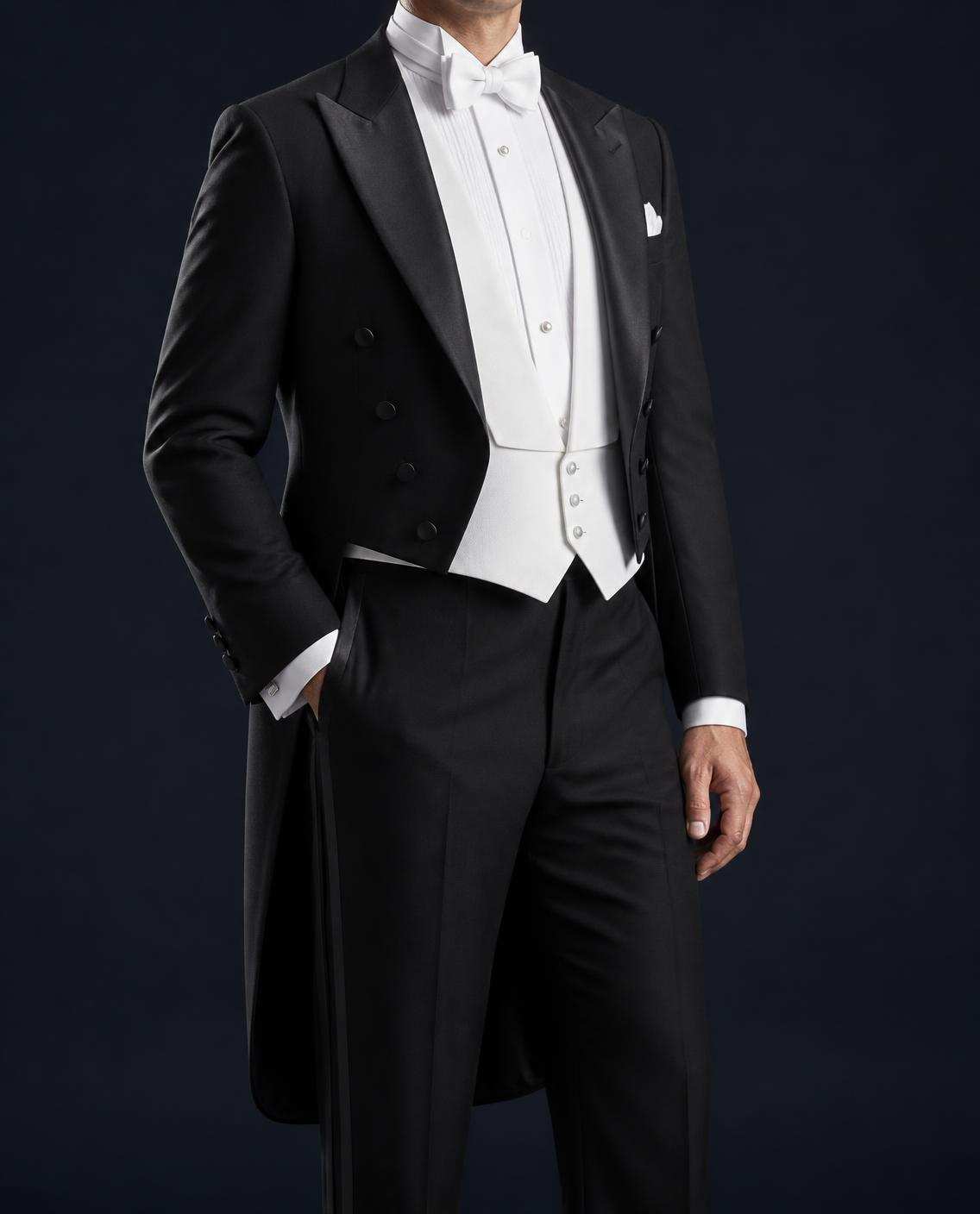 White tie : habit noir à queue-de-pie, gilet et nœud papillon blancs en piqué, chemise à plastron et col cassé