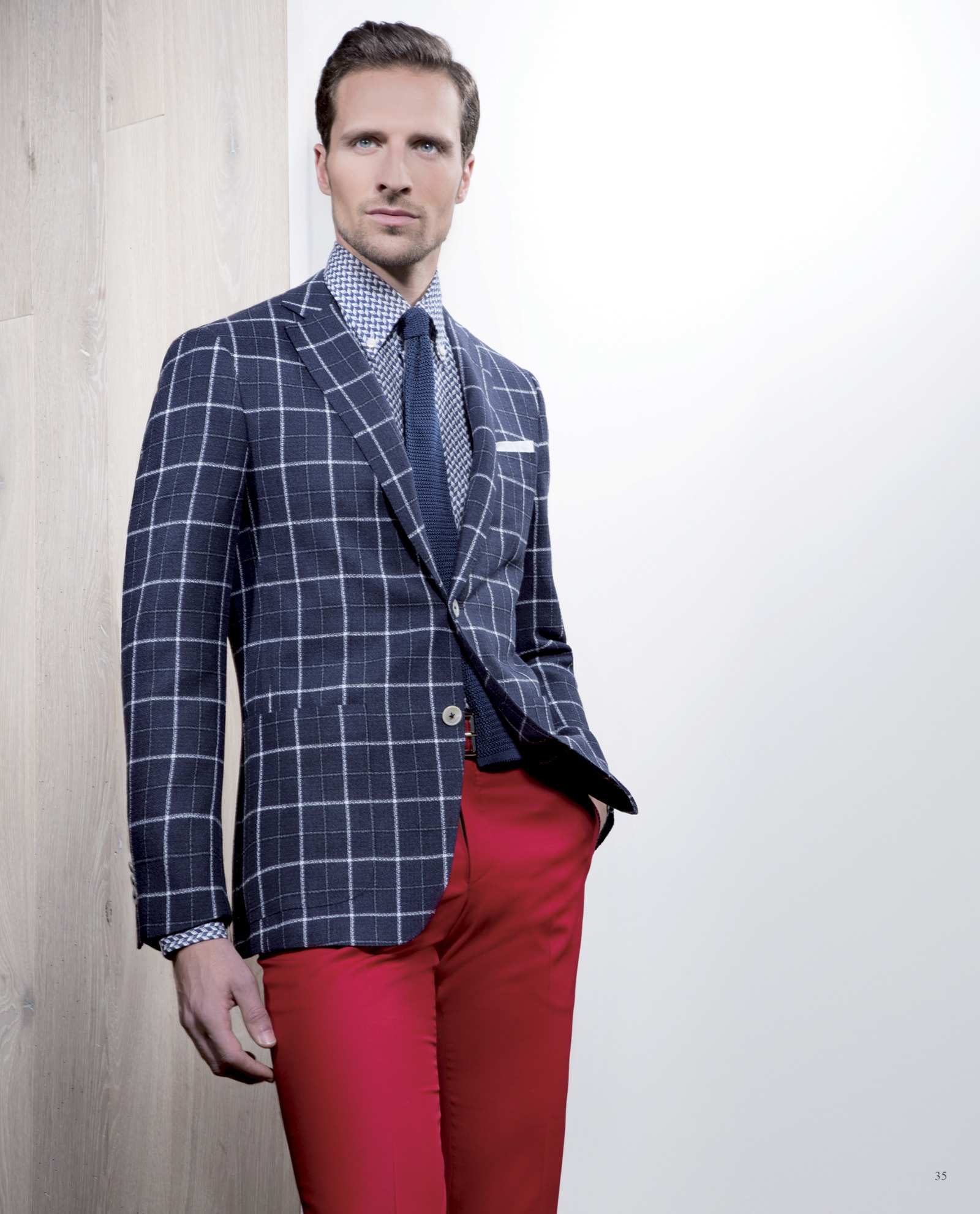 Veste marine à carreaux fenêtre, cravate, pantalon rouge