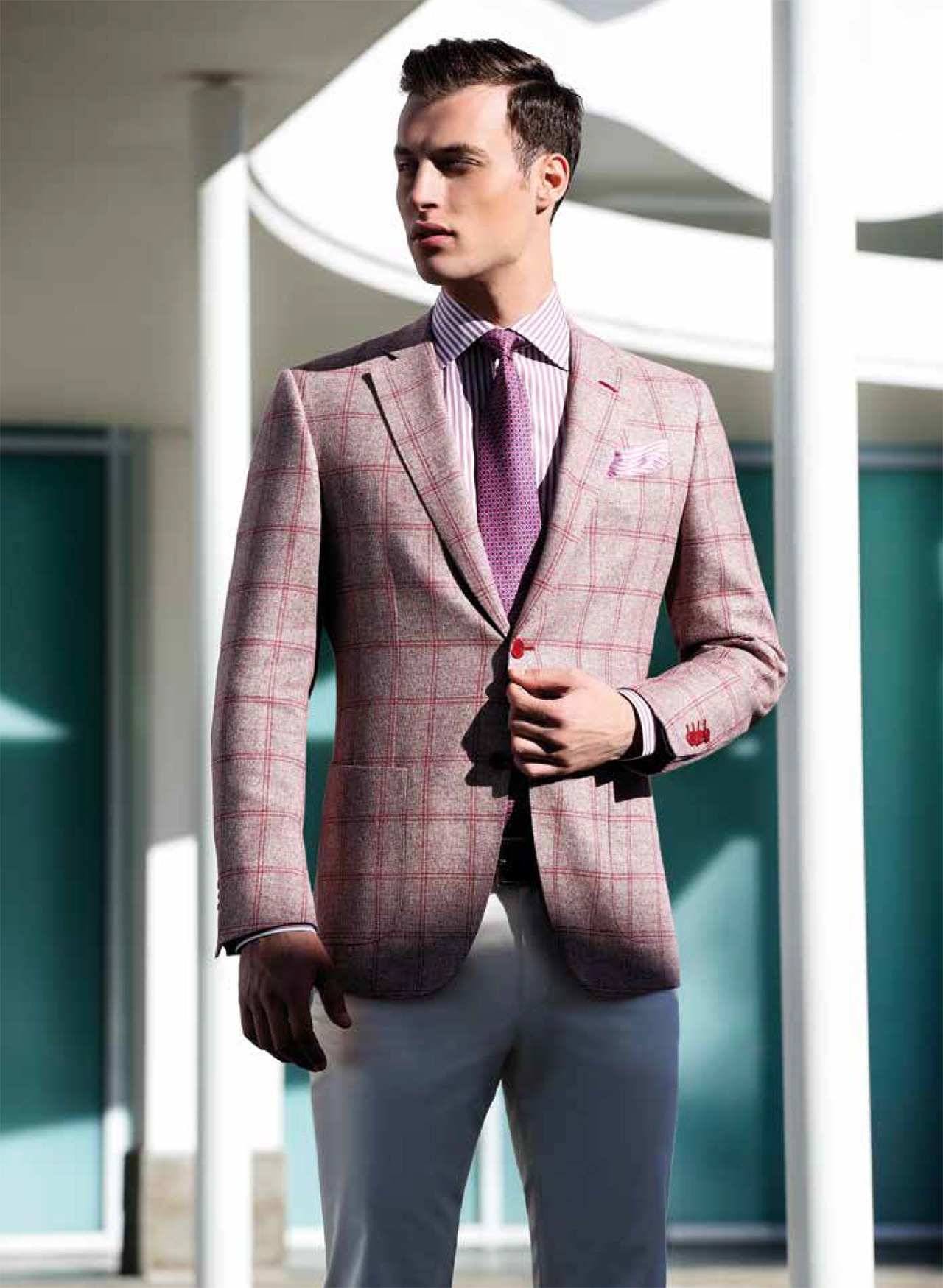 Veste légère à carreaux roses, chemise et cravate assorties, pochette