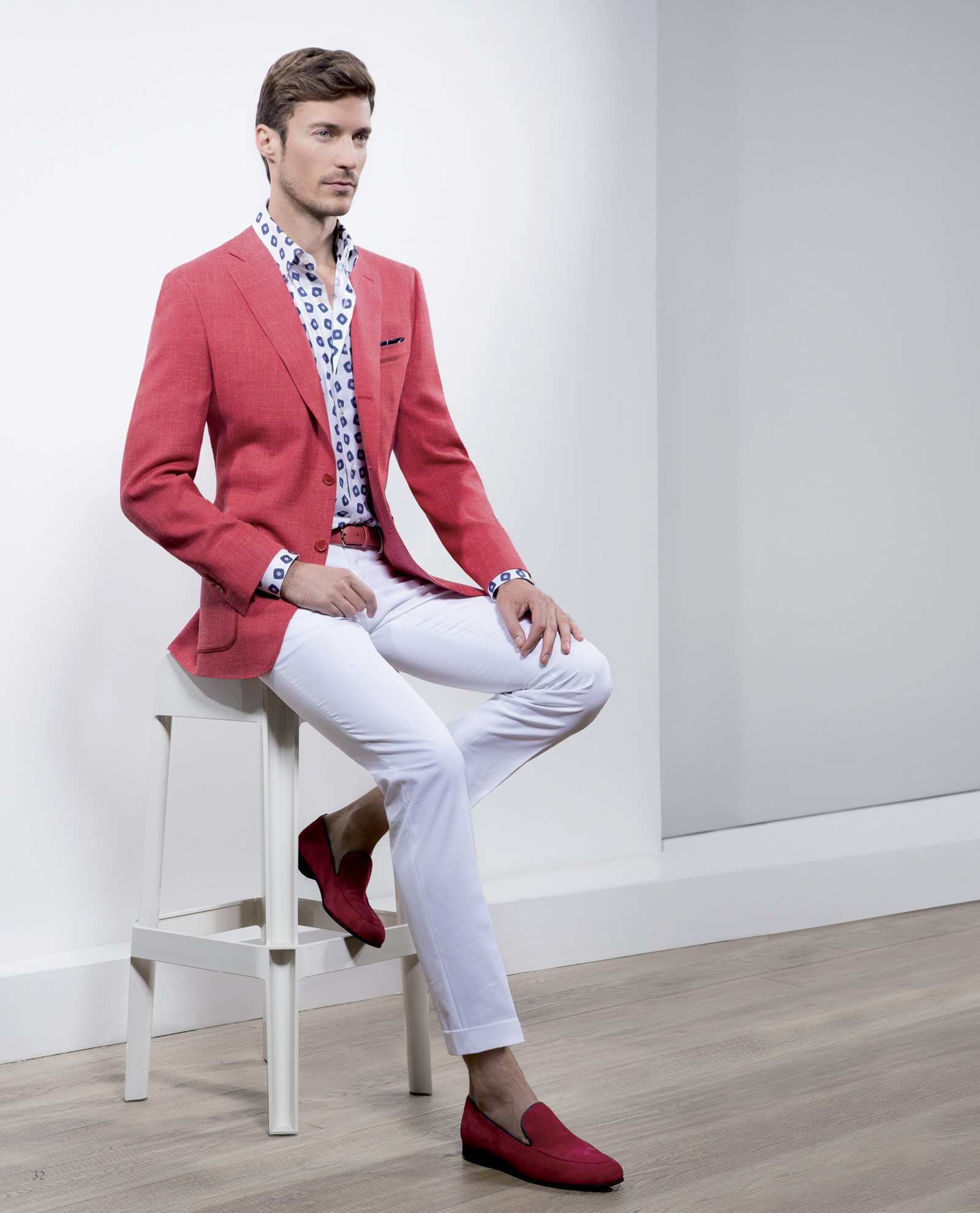 Veste rouge, chemise imprimée et pantalon blanc, mocassins rouges