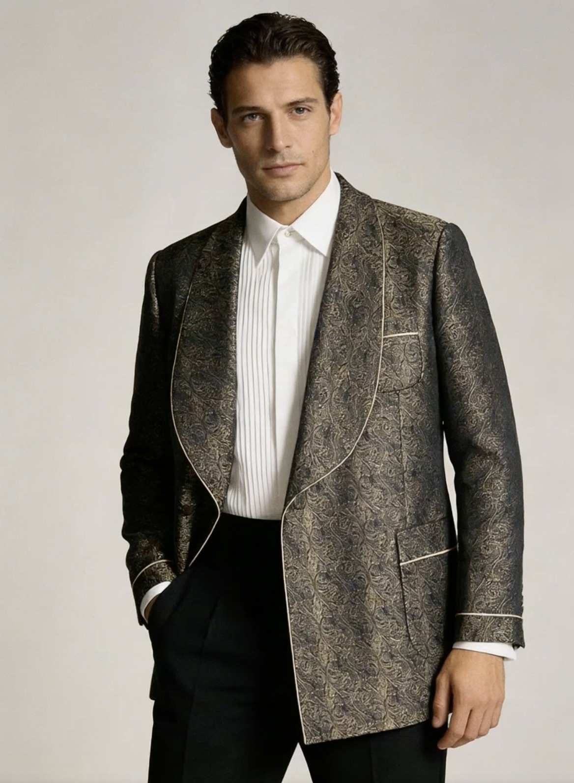 Veste de soirée en brocart doré et noir à col châle, chemise blanche