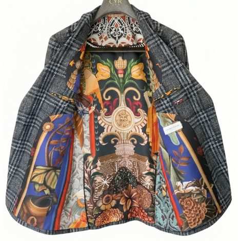 La veste ouverte : doublure à ornements aux couleurs de vitrail