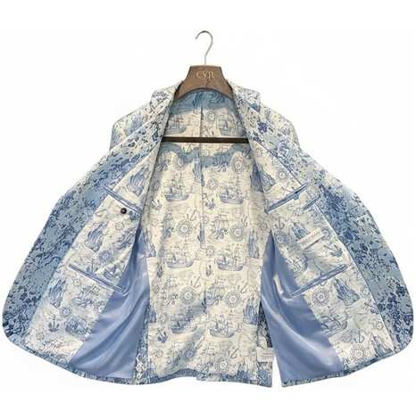 La veste ouverte : doublure toile de Jouy marine, voiliers et roses des vents, manches doublées de satin bleu ciel