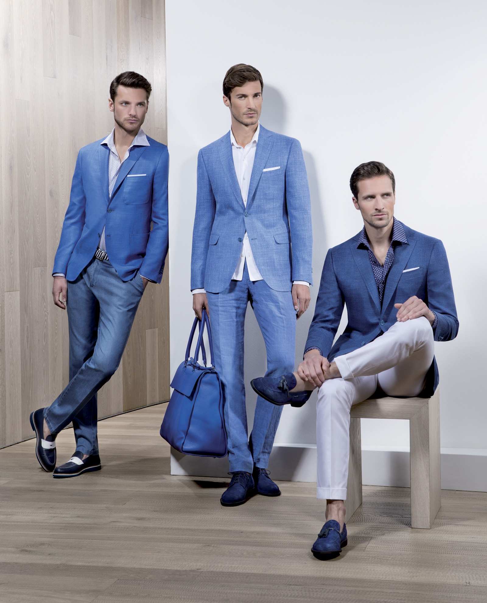 Trois vestes bleues portées avec jean et pantalon clair, sac de voyage