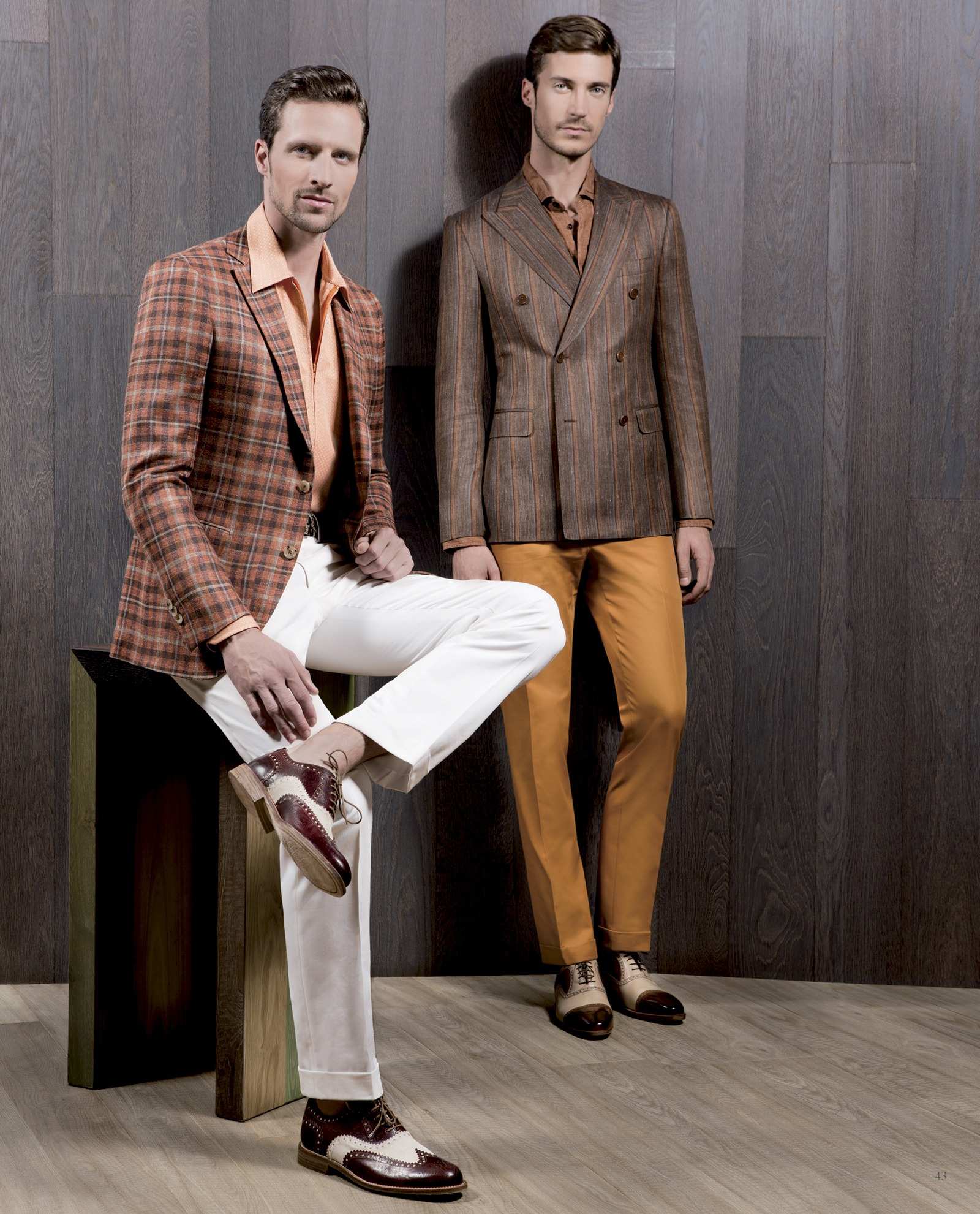 Deux hommes : veste à carreaux ocre et pantalon blanc, veste croisée brune et pantalon moutarde